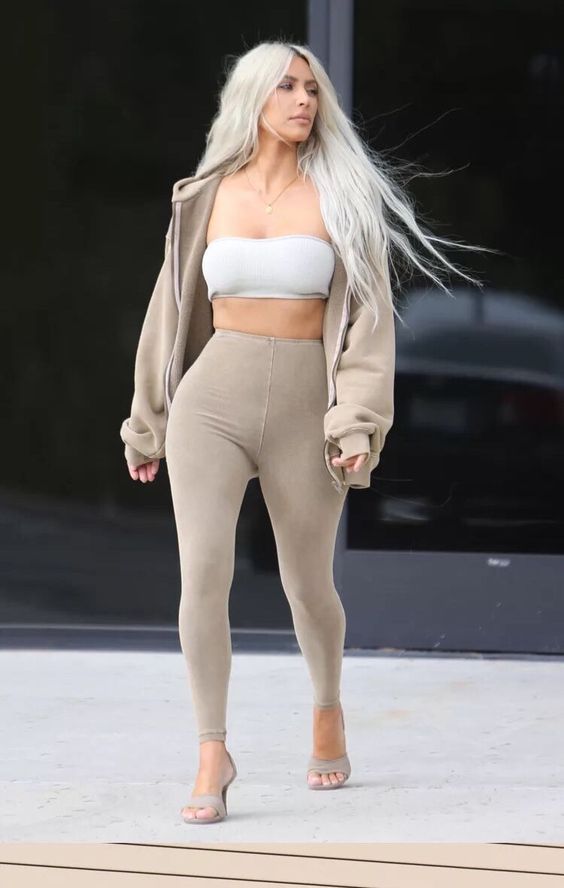Kylie Jenner usou a jaqueta mais oversized do mundo 