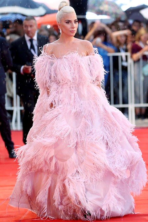 vestido rosa com plumas