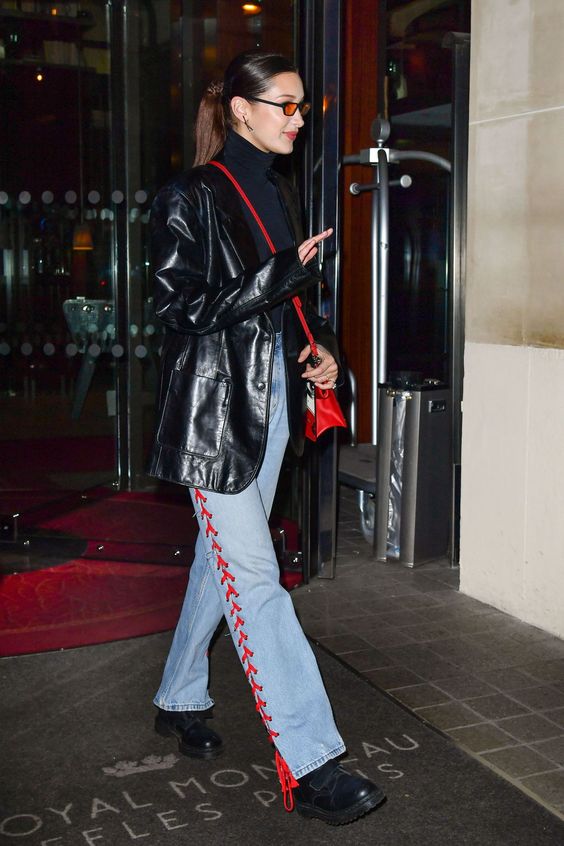 Bella Hadid com jaqueta de couro e calça wide leg