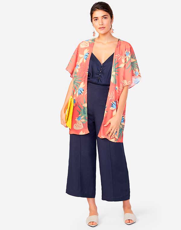 kimono rosa, macacão azul e bola amarela