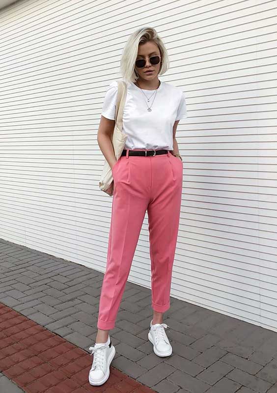 almoço de domingo com t-shirt branca e calça de alfaiataria rosa