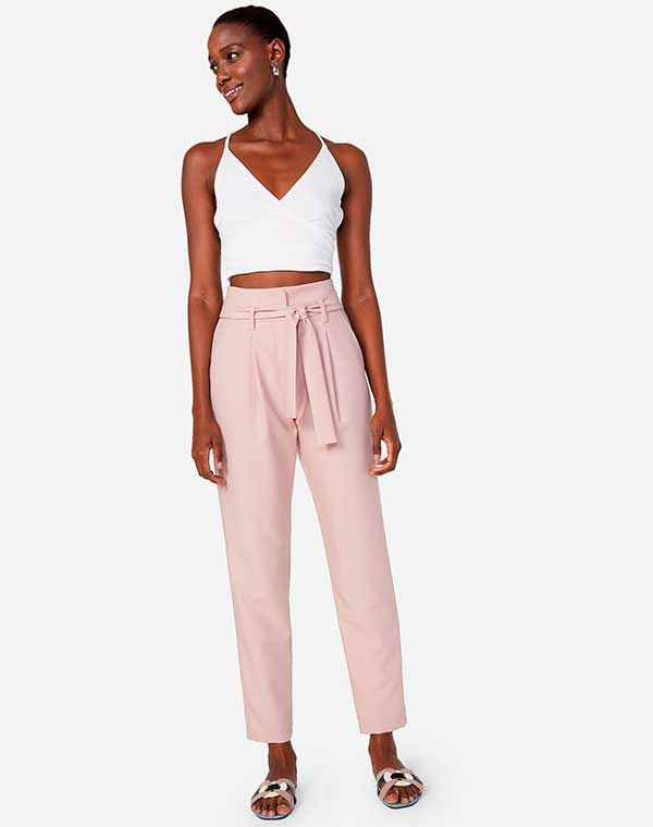 top cropped branco, calça rosa e rasteirinha