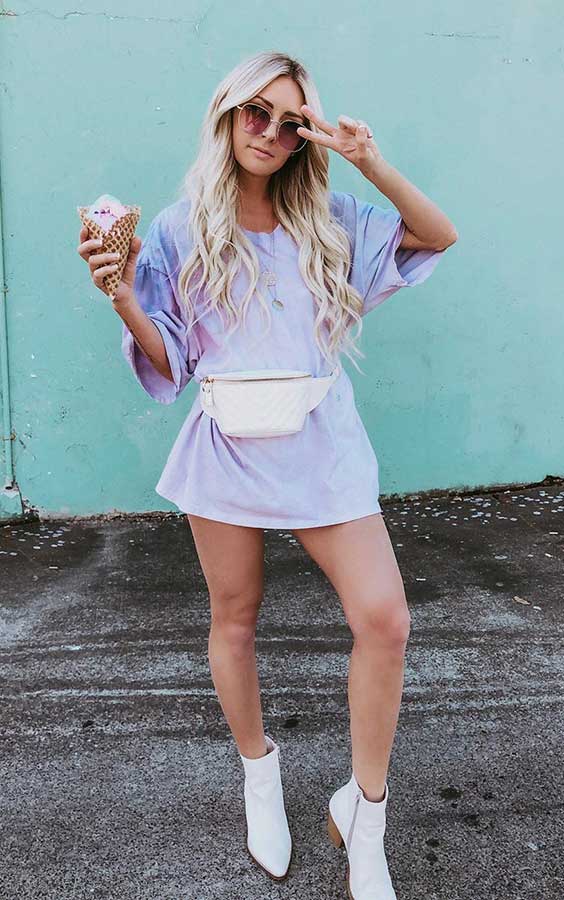t-shirt dress lilás com pochete e bota branca