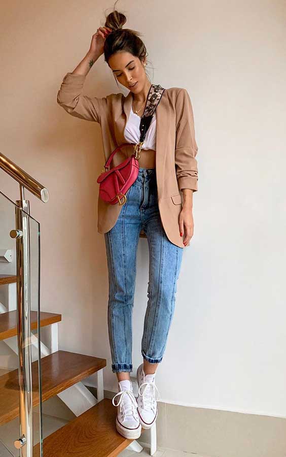 cropped, blazer, calça jeans e pochete