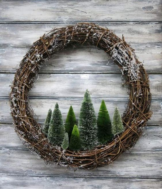 decoração de natal com galhos e pinhieiros