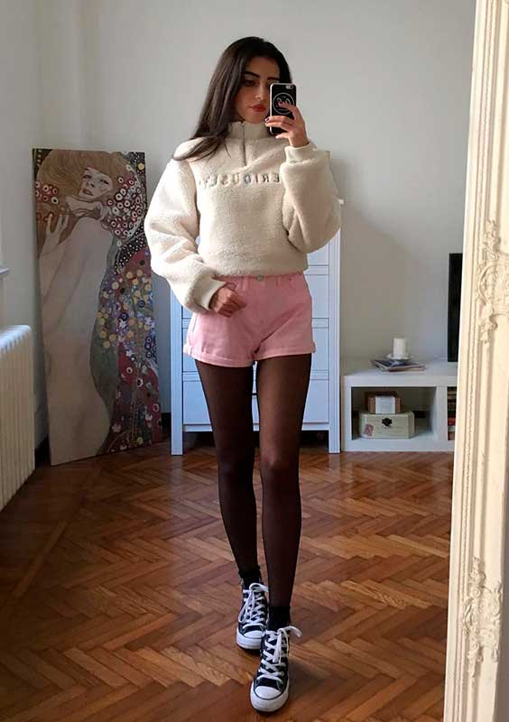 Mari Malibu com jaqueta e short rosa