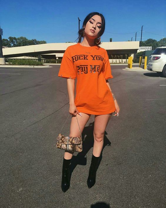 t-shirt dress laranja e ankle boot preta
