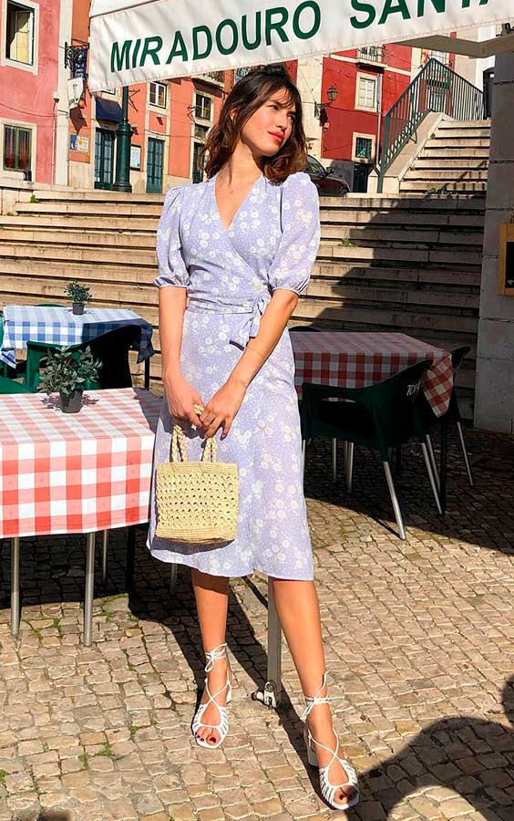 vestido midi no verão com bolsa de palha