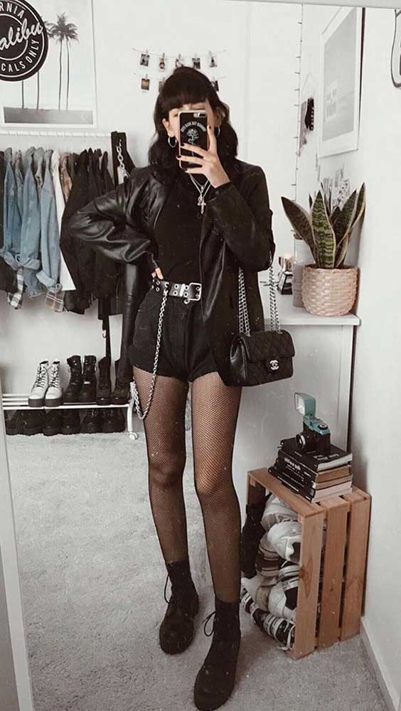 Lydia F. look all black, jaqueta de couro, short curto
