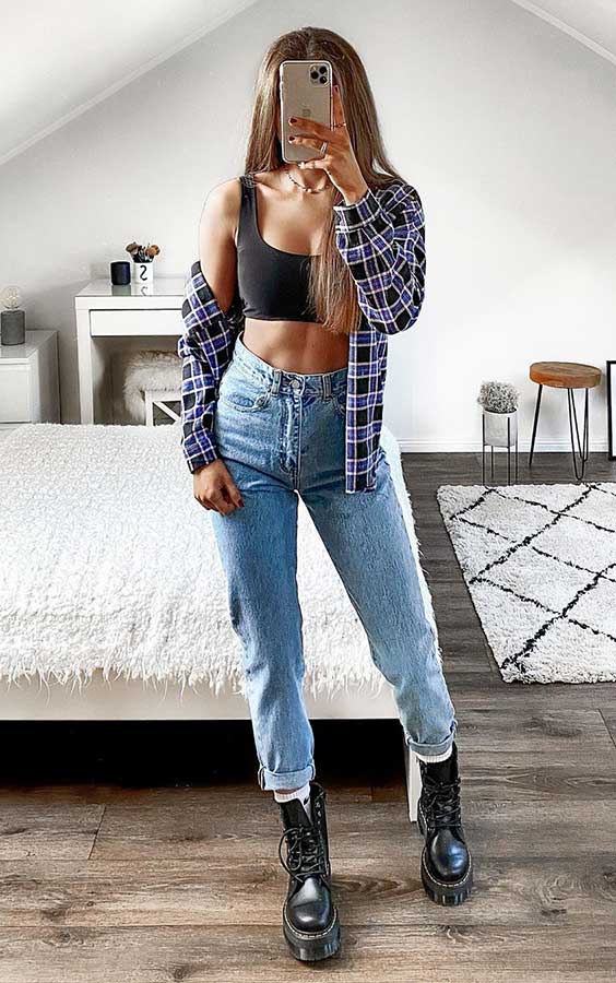 camisa xadrez, top cropped, mom jeans e ankle boot
