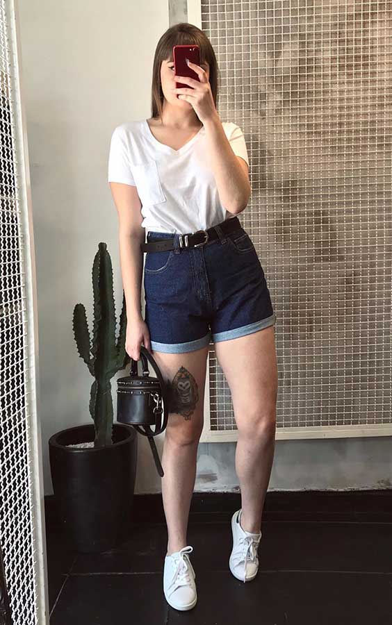 blusa branca, short jeans cool
