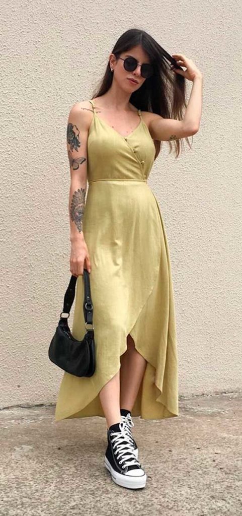 vestido midi amarelo e all star preto