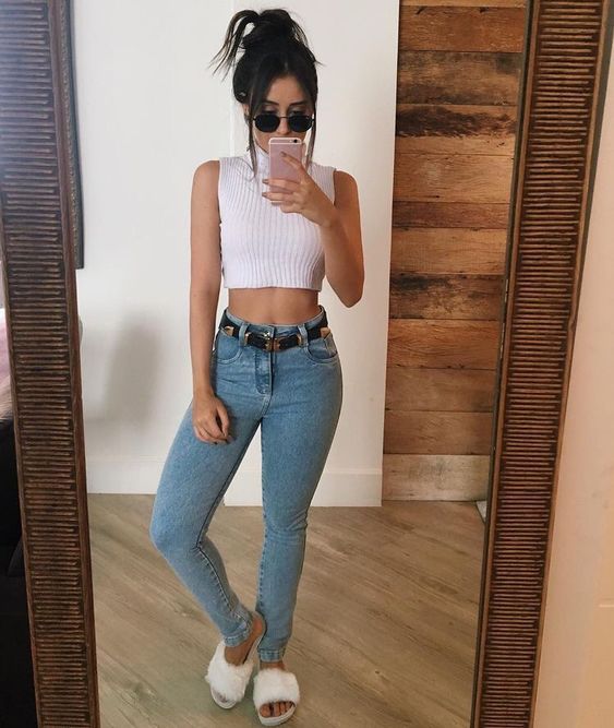 peças confortáveis, cropped branco e mom jeans