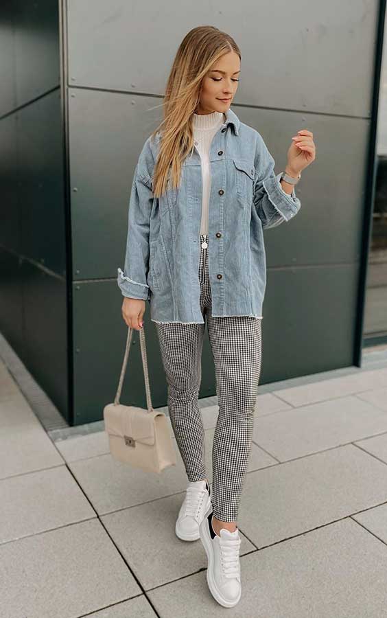 jaqueta jeans oversized, blusa branca de gola alta, calça cinza e tênis branco