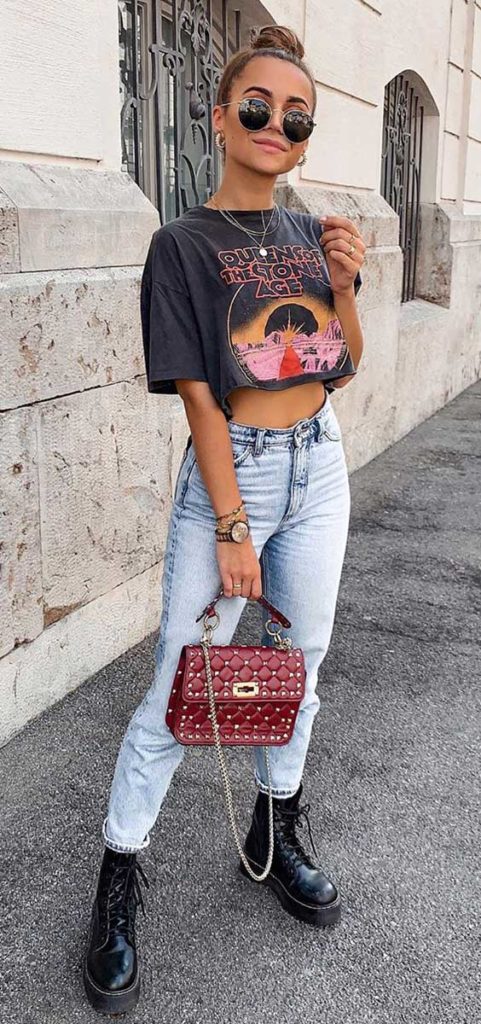t-shirt cropped, mom jeans e coturno