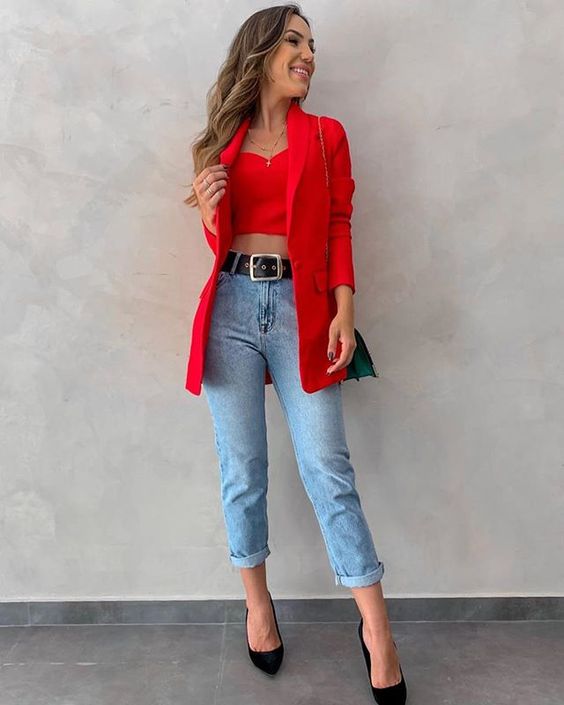 blazer vermelho, cropped, calça jeans e scarpin