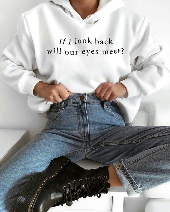 hoodie com estampa de slogan, mom jeans, coturno preto