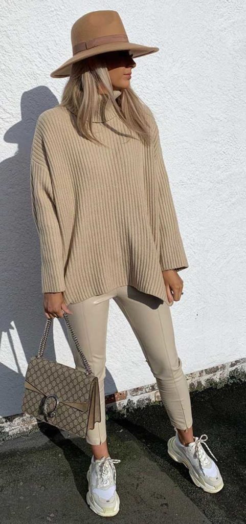 looks de frio em tons terrosos, suéter, chapeu fedora e calça legging