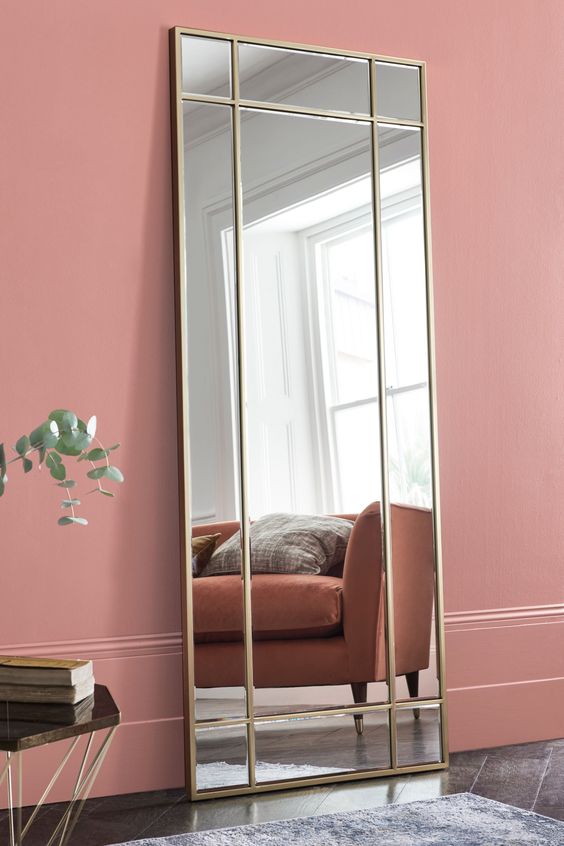 sala de estar rosa com espelho