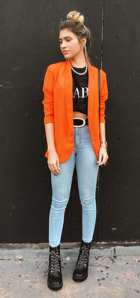 blazer laranja, t-shirt com nozinho, calça skinny e coturno
