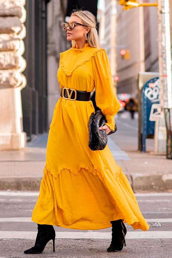 vestido longo vermelho e bota preta