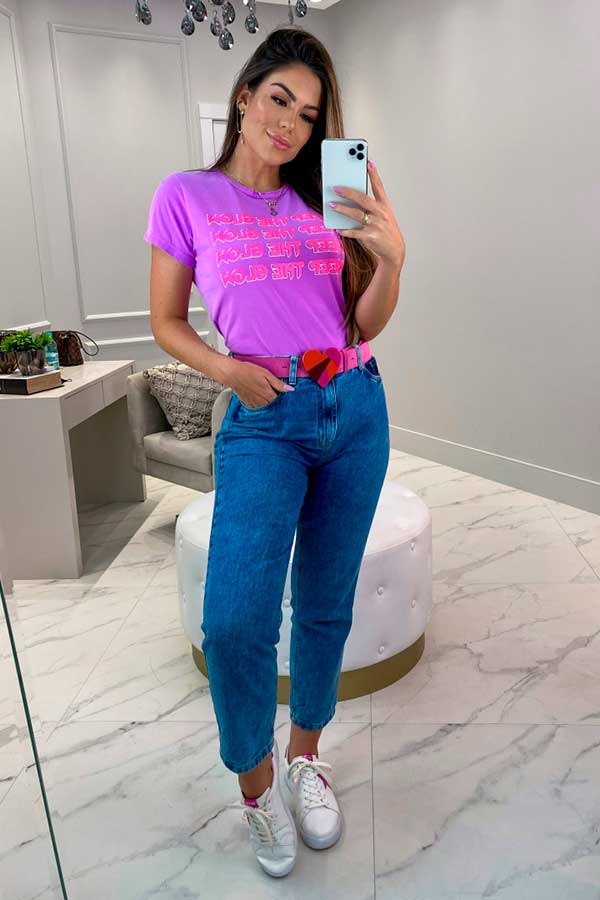 t-shirt lilás e mom jeans