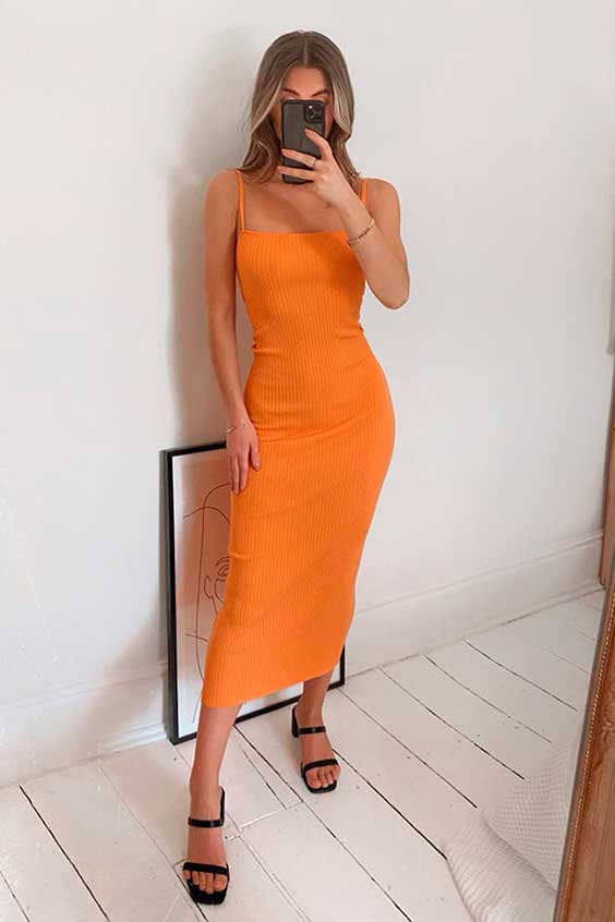 vestido tubinho laranja e sandália de tiras