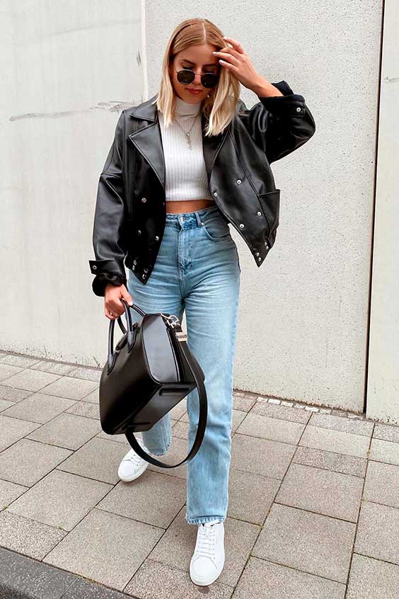 Sophia Schonherr, jaqueta de couro e mom jeans