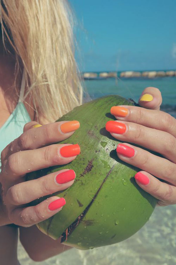 unhas multicoloridas no verão