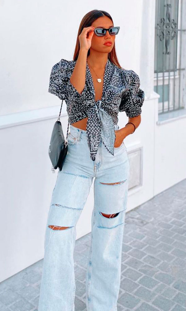 María Segarra, ceropped com nozinho e calça jeans wide leg