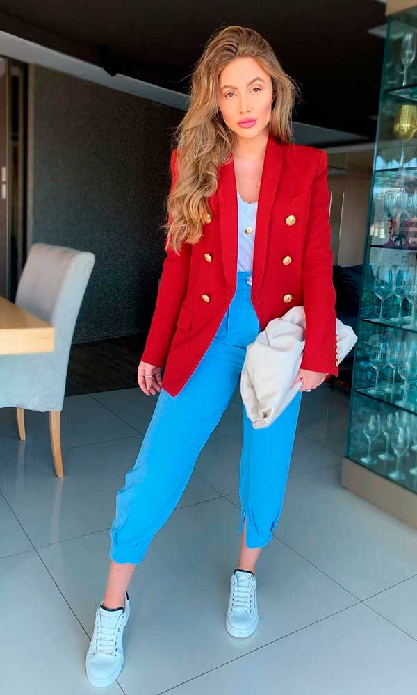 blazer vermelho e calça social azul