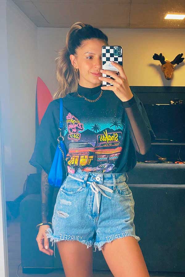 sobreposição com blusa de manga e t-shrit, short jeans com cadarço