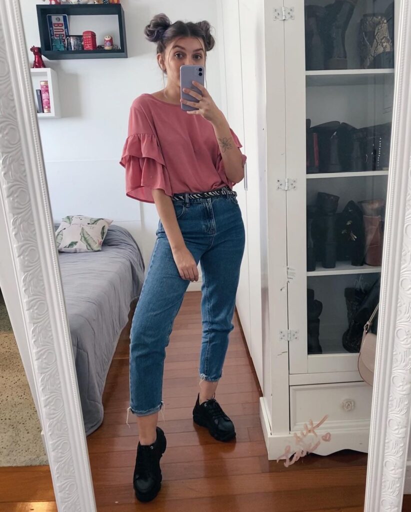 yaah, blusa rosa, mom jeans e tênis preto