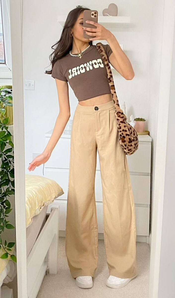 blusa marrom, calça cqui, tênis branco e bolsa de animal print