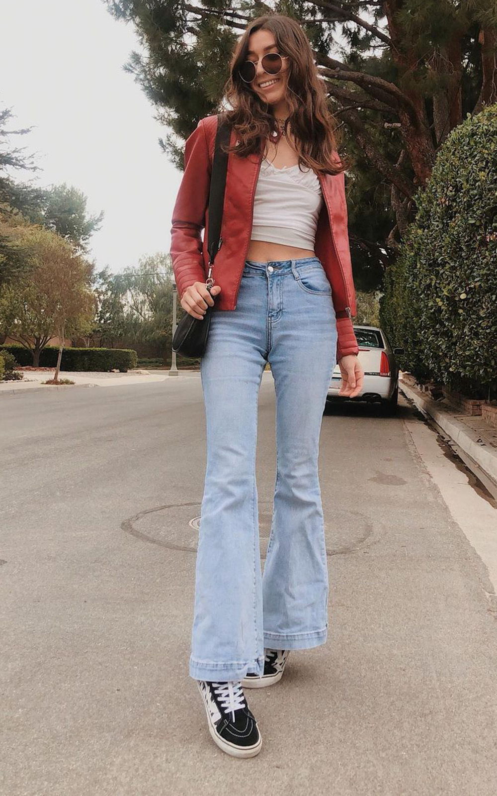 Jeanetter Delmar, jaqueta vermelha, cropped, calça flare jeans