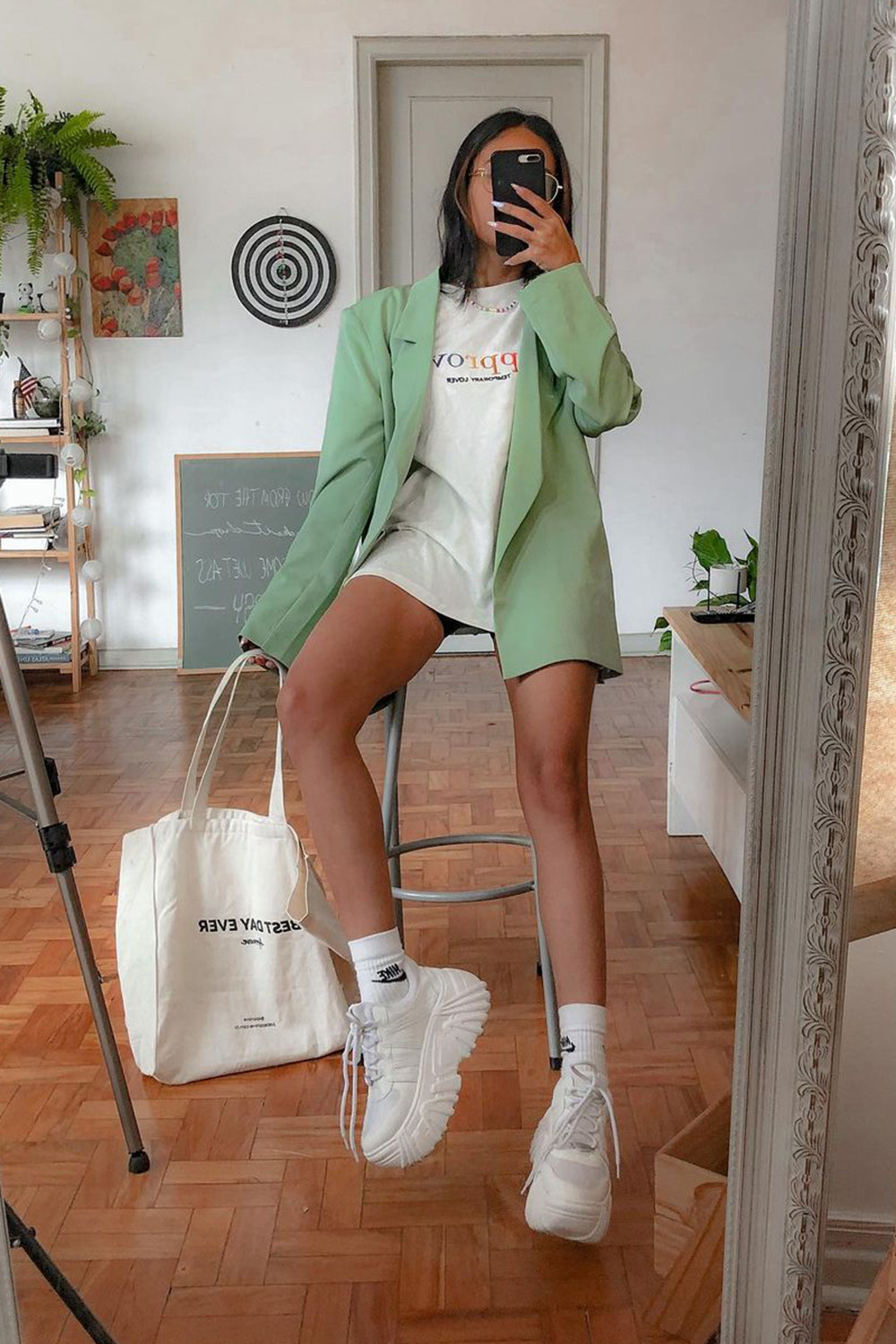 looks práticos, blazer verd, t-shirt e tênis branco