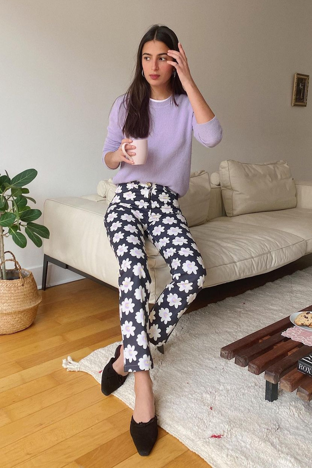 looks práticos, calça flroal e suéter lilás