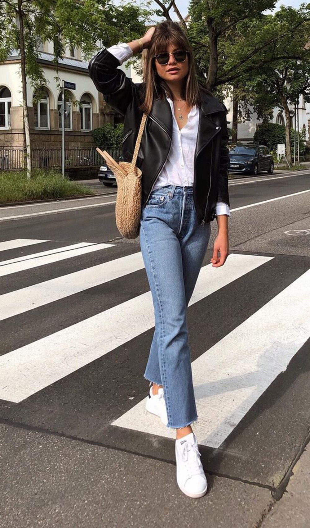 Laureen, jaqueta de couro, camisa branca e calça jeans