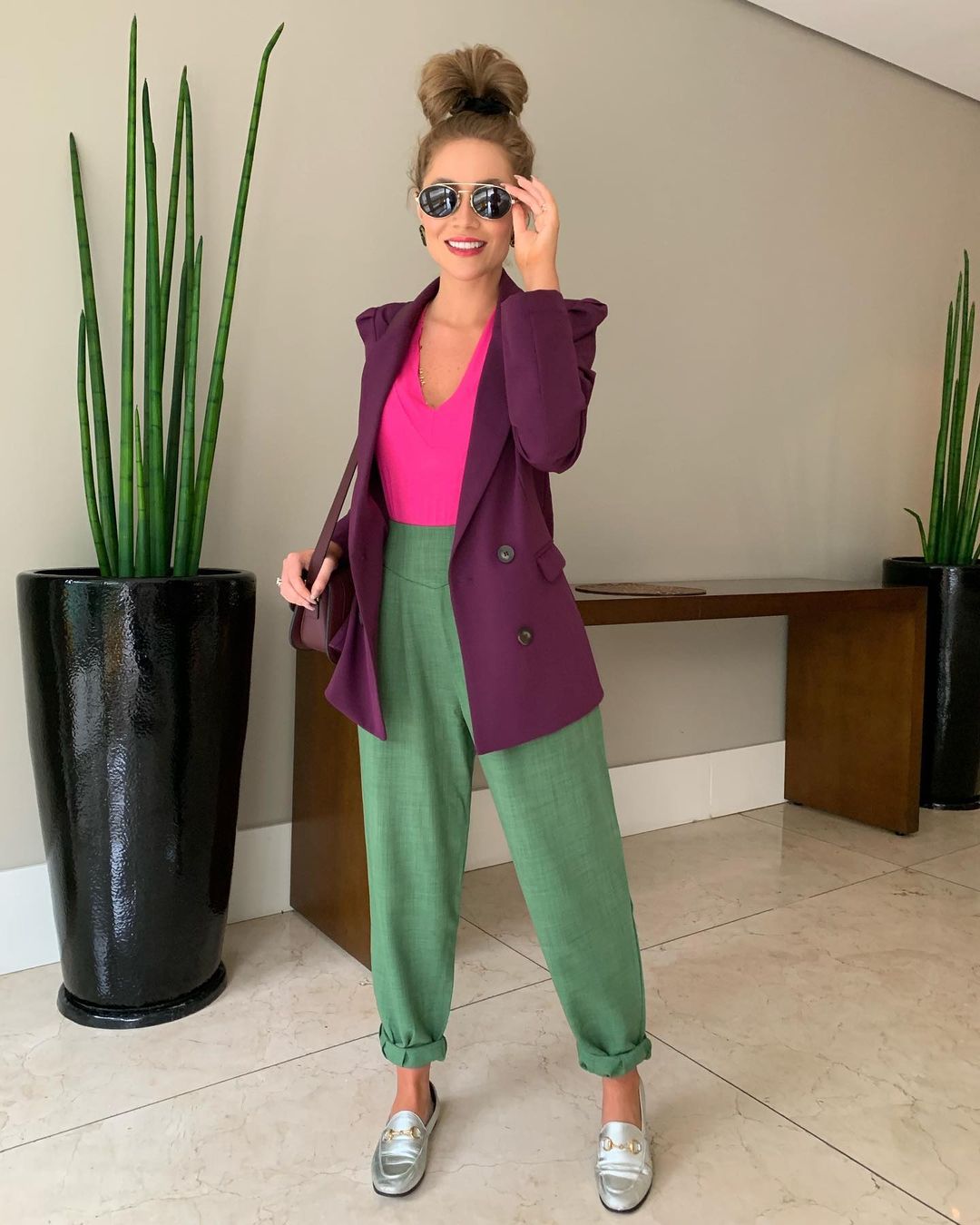 looks de trabalho, regata rosa e calça verde militar