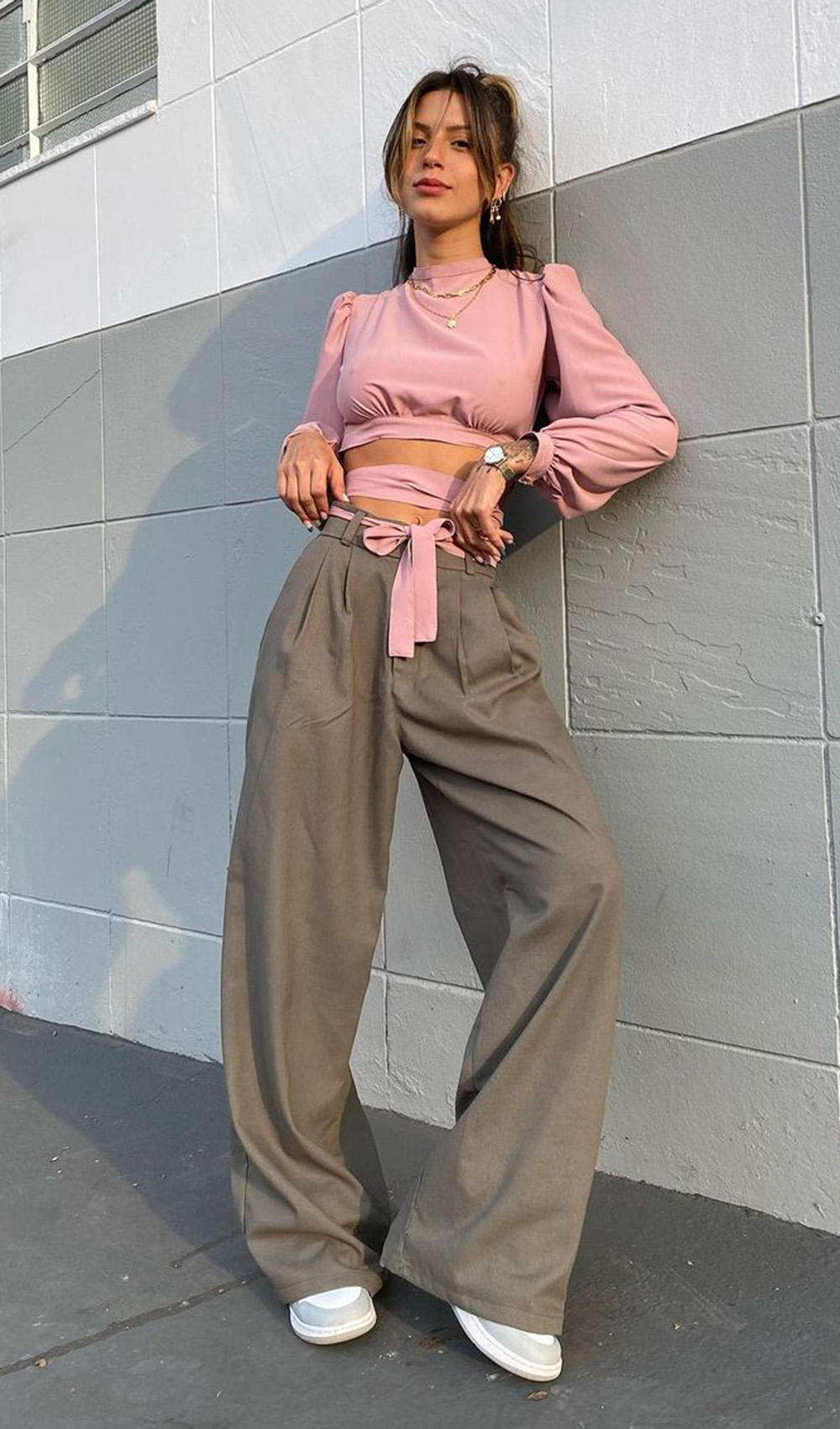 blusa rosa com tiras, calça de alfaiataria wide leg
