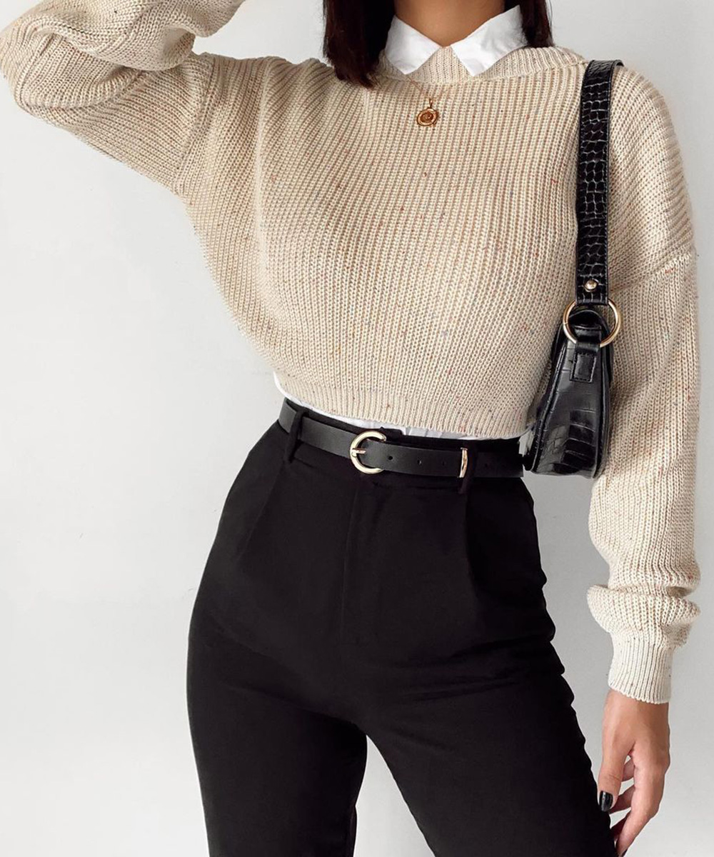 sobreposição com suéter tricô cropped e camisa branca e calça de alfaiataria preta