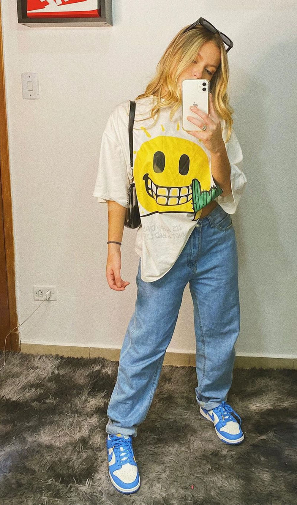 t-shirt oversized, mom jeans, nike jordan azul e bolsa baguete