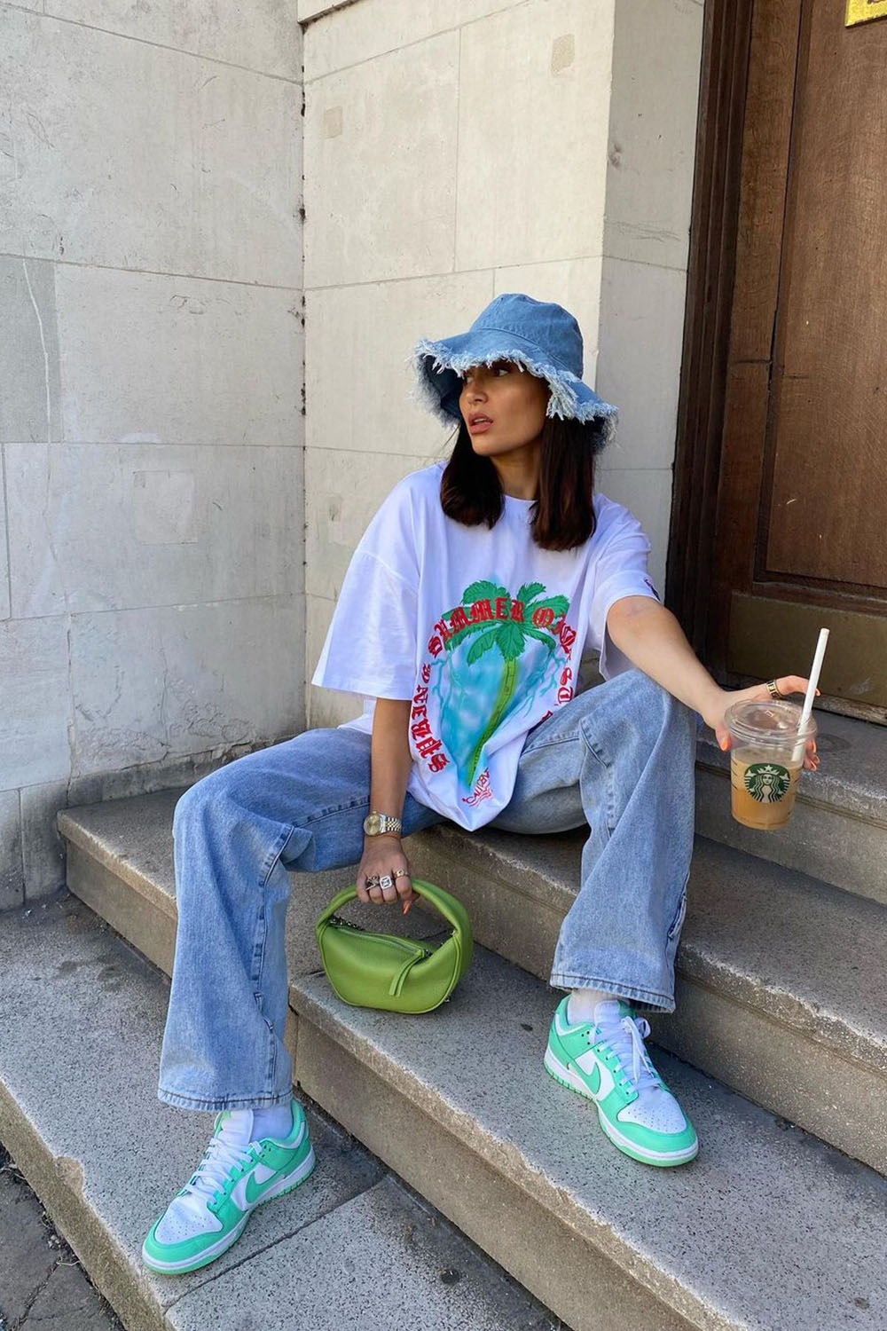 bucket hat jeans, t-shirt oversized, calça wide leg jeans e tênis nike verde