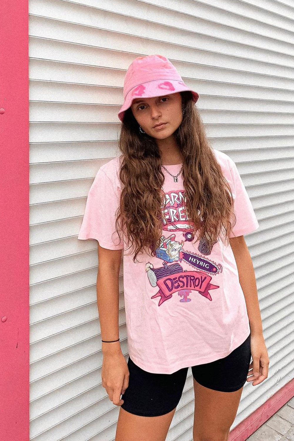 chapéu rosa, t-shirt rosa e bermudinha