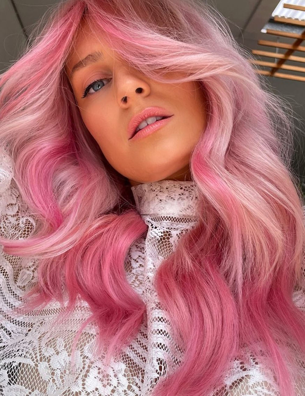 cabelo rosa com mechas platinadas