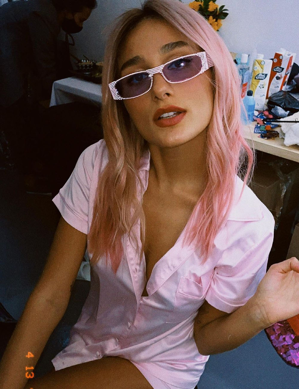 sasha, cabelo rosa, mini óculos