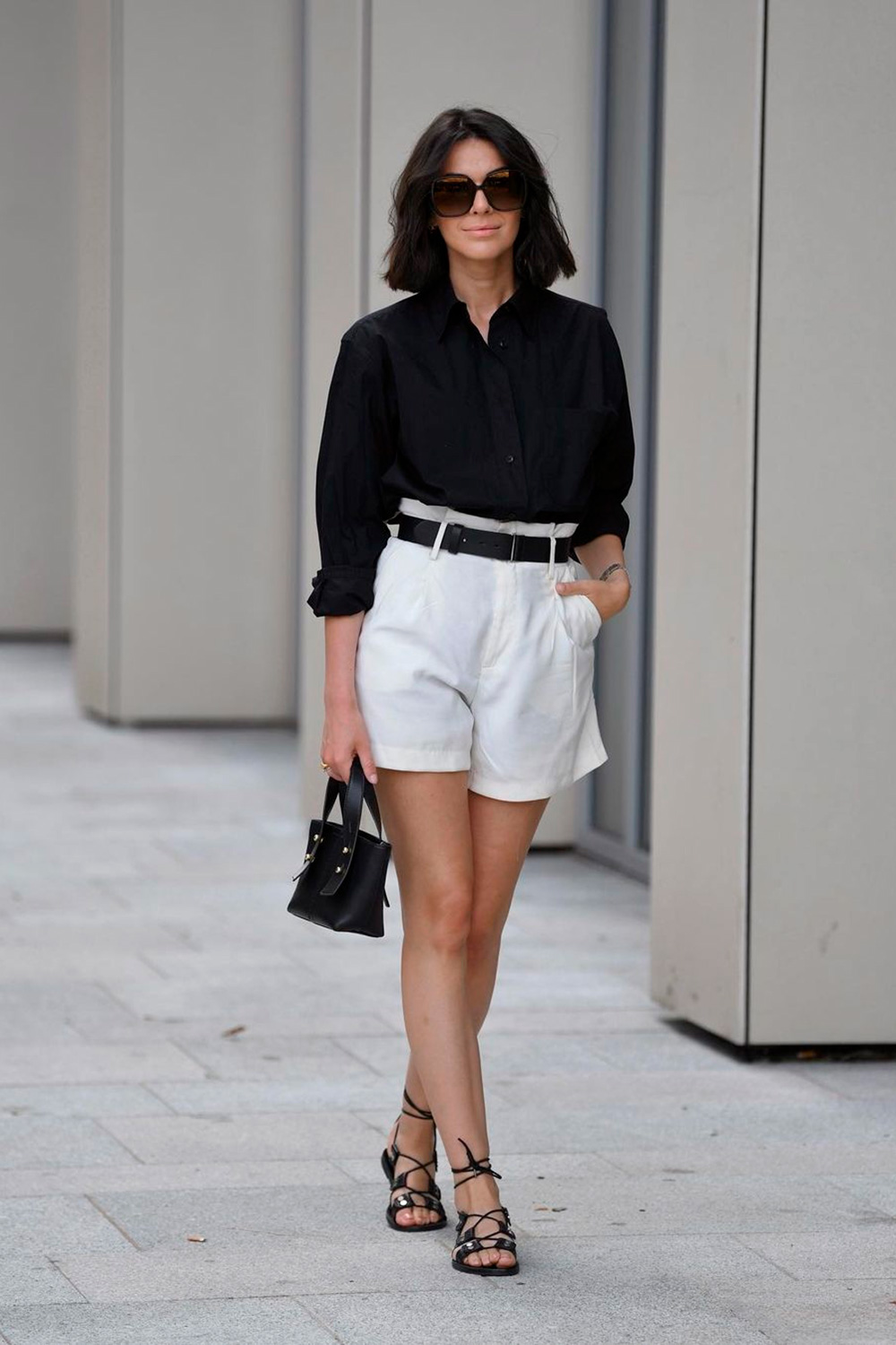 looks elegantes, camisa preta, cinto preto e short de alfaiataria branco