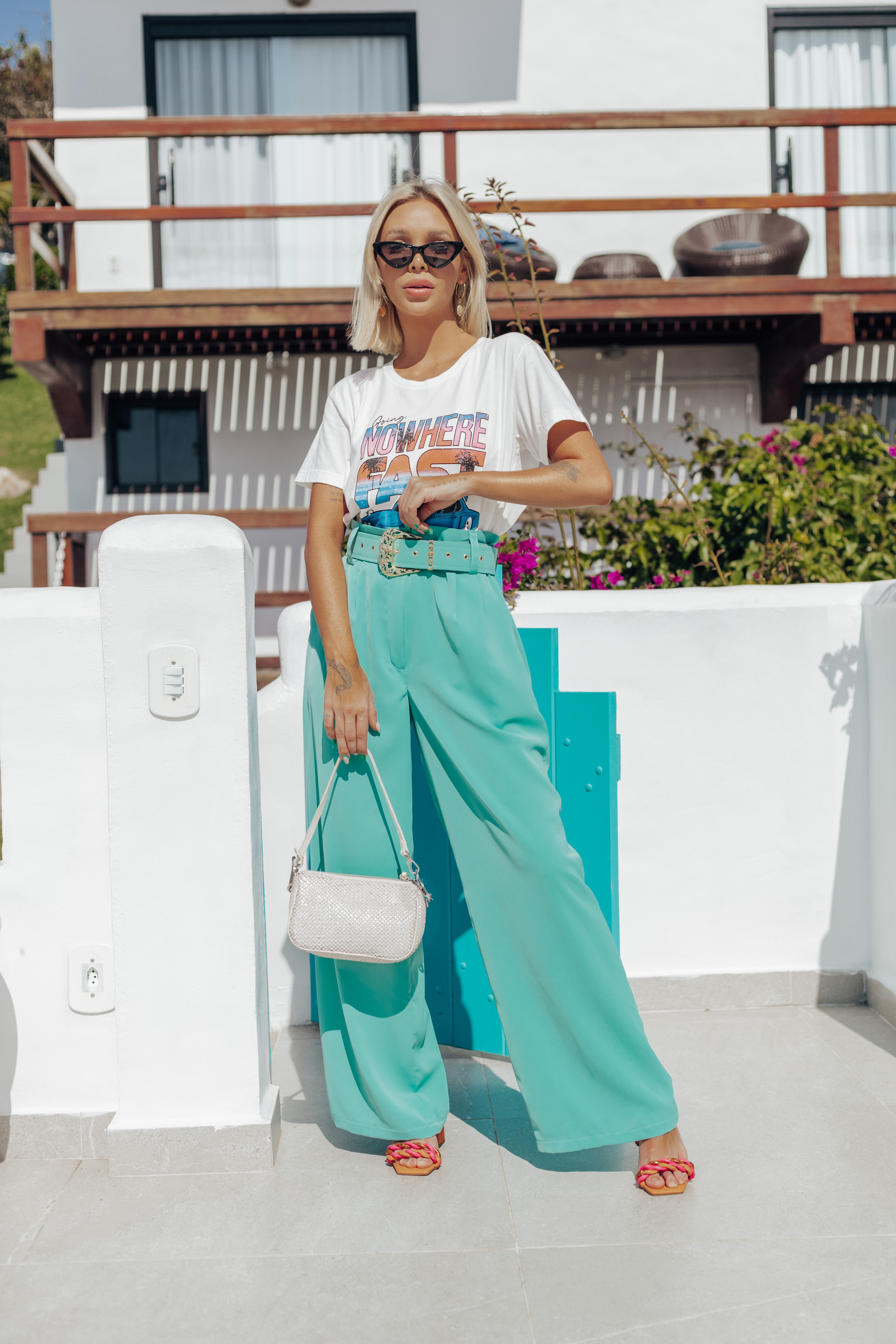 blusa branca, calça wide leg verde e bolsa baguete