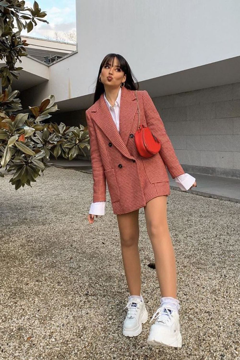 camisa branca, blazer oversized vermelho, bolsa baguete vermelha e tênis branco tratorado