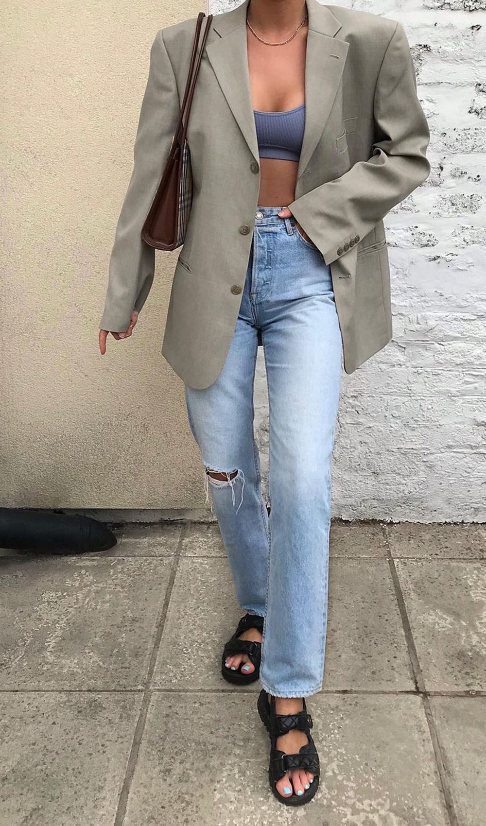 calça jeans reta, blazer cinza, top faixa e papete